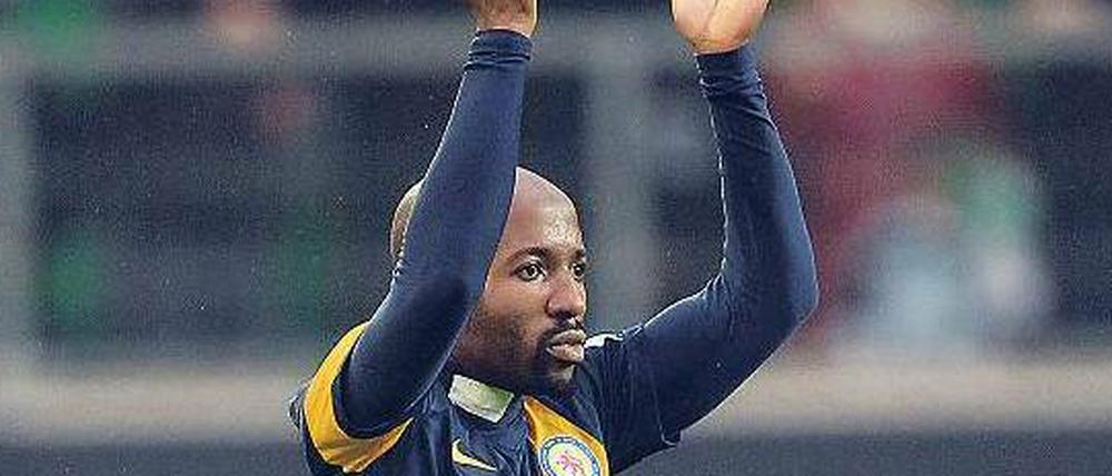 Klatschen statt Klatsche. Kumbela bejubelt den ersten Saisonsieg. Foto: dpa