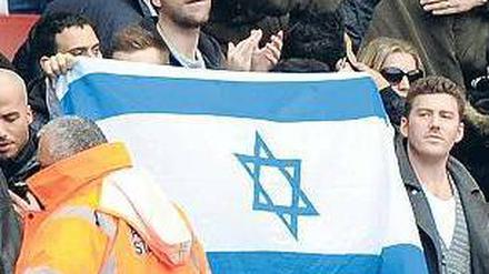 Umstrittenes Symbol im Stadion. Ein Tottenham-Fan zeigt während des Derbys gegen den FC Arsenal die israelische Nationalfahne. Foto: Imago