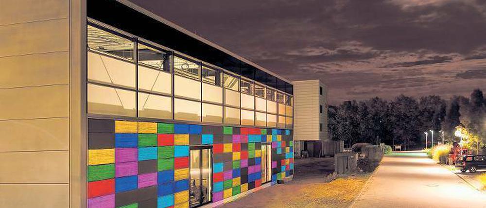 Tagsüber wirkt die Außenfassade dieses Gebäudes der RWTH Aachen wie ein unspektakulärer Funktionsbau. Nachts lässt der lichtdurchlässige Beton sich aber toll inszenieren. 