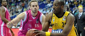 Kaum bei Alba, schon verletzt: Dabei hatte Neuzugang Jonas Wohlfahrt-Bottermann, hier noch für Bonn im Einsatz gegen Berlins Ali Traore (r.), schon mit guten Leistungen auf sich aufmerksam gemacht.