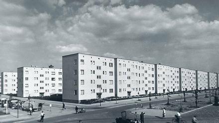 Der Baublock 5 von Meber &amp; Emmerich nach der Vollendung um 1931/32. Im Vordergrund kreuzt der Haselhorster Damm den Burscheider Weg.