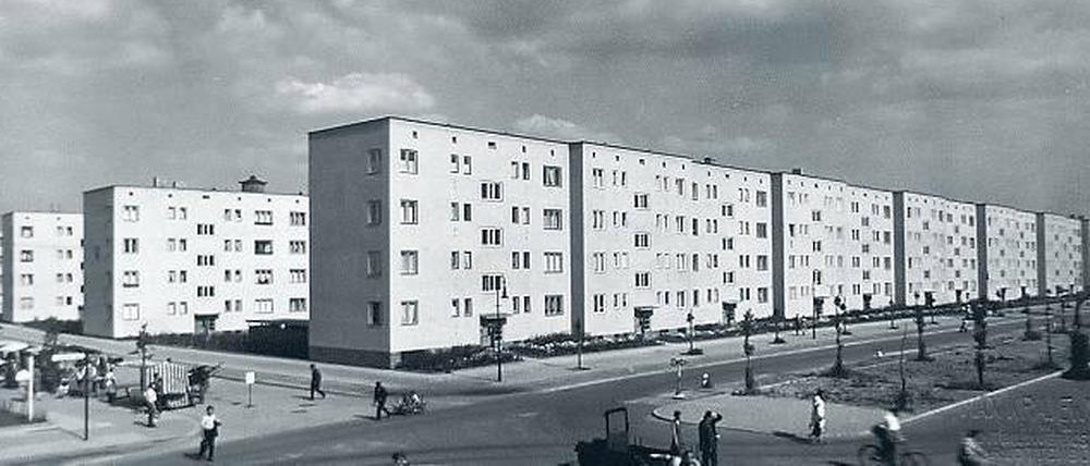 Der Baublock 5 von Meber &amp; Emmerich nach der Vollendung um 1931/32. Im Vordergrund kreuzt der Haselhorster Damm den Burscheider Weg.