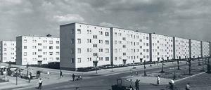 Der Baublock 5 von Meber &amp; Emmerich nach der Vollendung um 1931/32. Im Vordergrund kreuzt der Haselhorster Damm den Burscheider Weg.