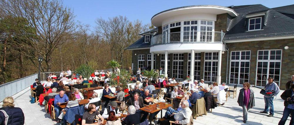 So lässt sich's leben. Der Neubau der Wannsee-Terrassen lockte schon am Eröffnungstag viele Besucher an, darunter einige Stammgäste des Ende 2001 abgebrannten Originals.
