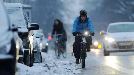 Bei Eis und Schnee wird es für Radfahrer ungemütlich. Wer dennoch nicht auf sein Fahrrad verzichten möchte sollte sich gut vorbereiten.