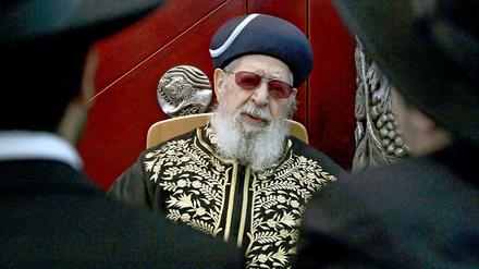 Rabbi Obadia Josef ist zwar schon seit 1983 nicht mehr Oberrabbiner gewesen. Er wurde zum Rücktritt gezwungen. Doch bis an sein Lebensende bestand er auf dem Ehrenornat des Oberrabbiners. 