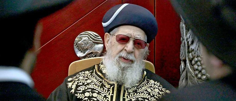 Rabbi Obadia Josef ist zwar schon seit 1983 nicht mehr Oberrabbiner gewesen. Er wurde zum Rücktritt gezwungen. Doch bis an sein Lebensende bestand er auf dem Ehrenornat des Oberrabbiners. 