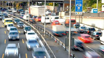 Tatort A 100. Erneut haben Unbekannte Steine auf die Fahrbahn geworfen.