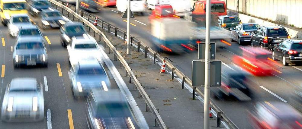 Tatort A 100. Erneut haben Unbekannte Steine auf die Fahrbahn geworfen.