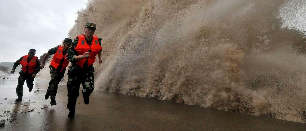 Einmal für's Foto: Chinesische Soldaten auf einer Kaimauer