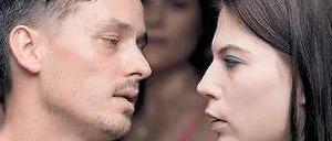 Tom Schilling und Nora von Waldstätten.