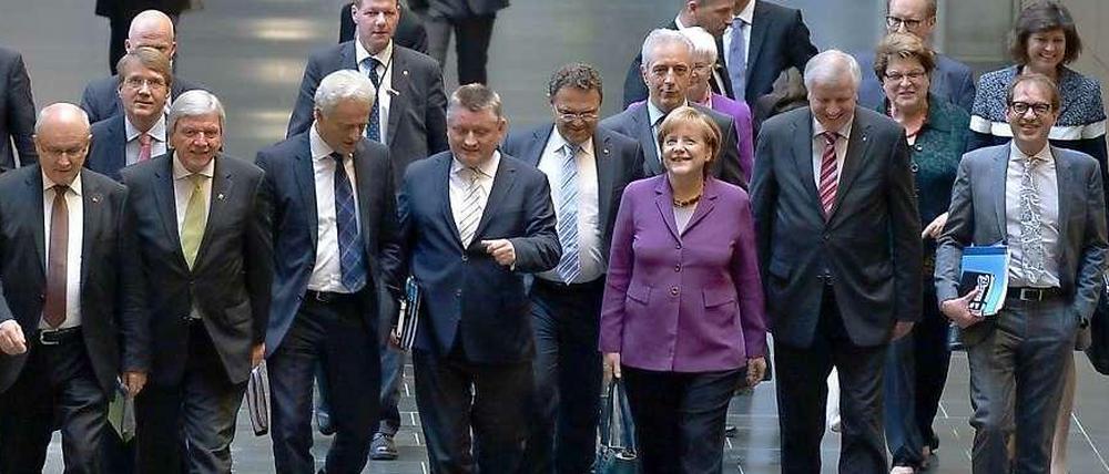 Schwarz und grün – man glaubt es ja kaum, aber das ist historisch. Im Bund ist dies der erste Versuch einer Annäherung. Von den Zahlen her würde es passen: 41,5 plus 8,4 Prozente ergeben eine hinlängliche Mehrheit. Nur drei Probleme gibt es, idealtypisch verkörpert in drei Personen: Seehofer, Trittin – und Angela Merkel.