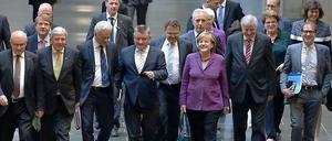 Schwarz und grün – man glaubt es ja kaum, aber das ist historisch. Im Bund ist dies der erste Versuch einer Annäherung. Von den Zahlen her würde es passen: 41,5 plus 8,4 Prozente ergeben eine hinlängliche Mehrheit. Nur drei Probleme gibt es, idealtypisch verkörpert in drei Personen: Seehofer, Trittin – und Angela Merkel.