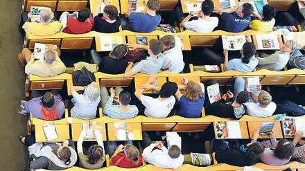 In Bildung und Infrastruktur muss nach Ansicht eher linker Ökonomen vor allem investiert werden. Den Investitionsstau beziffern sie mit 300 Milliarden Euro. Foto: dpa