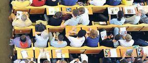 In Bildung und Infrastruktur muss nach Ansicht eher linker Ökonomen vor allem investiert werden. Den Investitionsstau beziffern sie mit 300 Milliarden Euro. Foto: dpa