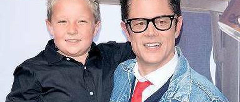 Ätsch. Jackass-Darsteller Johnny Knoxville hat zwar Kinderstar Jackson Nicoll auf dem Arm, aber wer bei der Premiere wen auf den Arm nimmt, ist hier die Frage. 