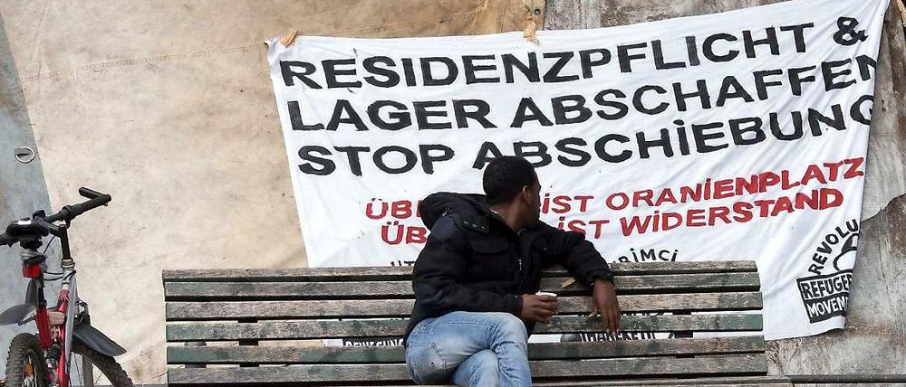 Plakativ. Die Forderungen der Kreuzberger Campbewohner sind eindeutig.
