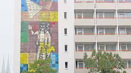 Auferstanden aus Ruinen? Dieses DDR- Kunstwerk hängt wieder. Foto: dpa