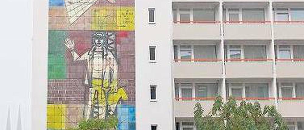 Auferstanden aus Ruinen? Dieses DDR- Kunstwerk hängt wieder. Foto: dpa