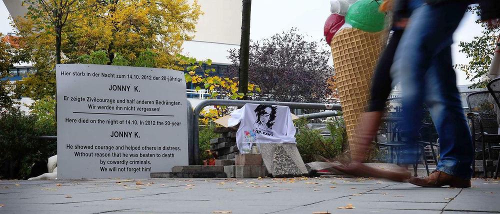 An dieser Stelle soll nun eine Gedenktafel enthüllt werden.