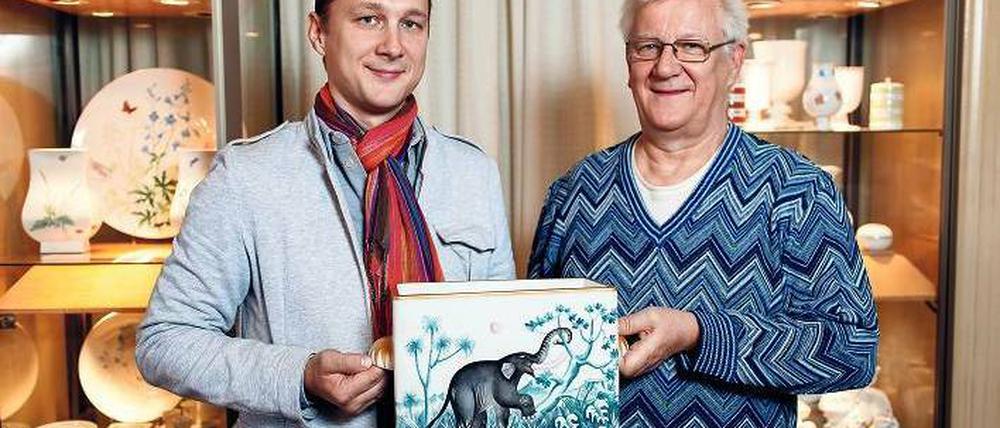 Elefant auf Porzellan. Ulrich Gronert (rechts) und sein Sohn Tim verbindet ihre Begeisterung für KPM-Objekte. Foto: Georg Moritz