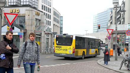 Sicher unterwegs. Die BVG will besser gegen Gewalttäter vorgehen und installiert deswegen künftig auch eine Videokamera über dem Fahrersitz.