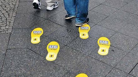 Da geht’s lang. Bei der Beschilderung wird das Angebot der BVG bemerkt. Foto: dapd