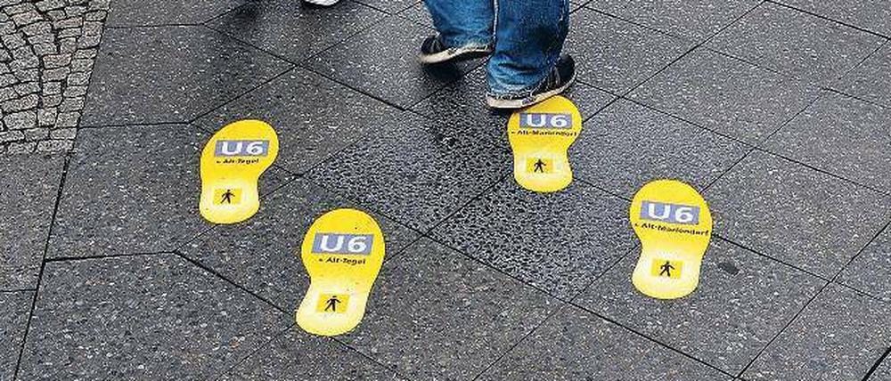 Da geht’s lang. Bei der Beschilderung wird das Angebot der BVG bemerkt. Foto: dapd
