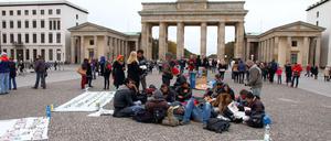 Protest vor dem Tor. Auch vor einem Jahr demonstrierten Flüchtlinge auf dem Pariser Platz für mehr Rechte.