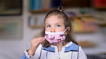 Schulkind beim Antigen-Schnelltest in der Schule 