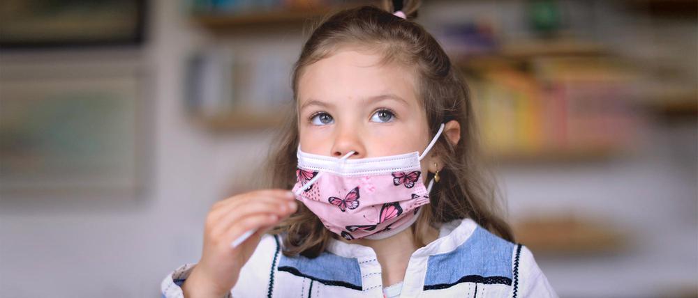 Schulkind beim Antigen-Schnelltest in der Schule