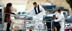 Flüchtlinge werden im maltesischen Valetta von einem Schiff gebracht, das sie am Freitag nach einem Schiffsunglück rettete.