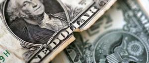 Übereinandergelegte US-Geldscheine