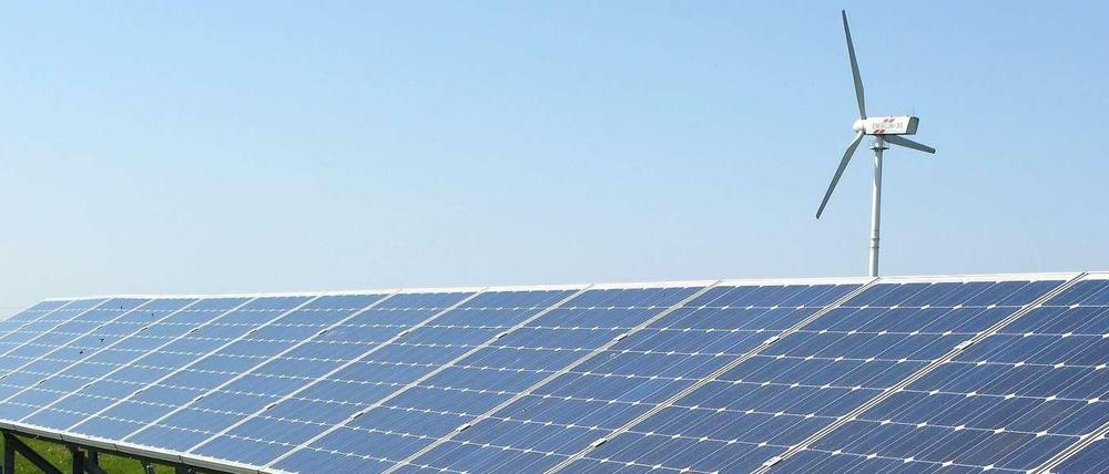 Aus der Ökostromumlage werden auch Solaranlagen und Windräder finanziert. Doch gut die Hälfte der Einnahmen aus der Umlage haben andere Zwecke: zum Beispiel den Ausgleich niedriger Börsenpreise und fester Einspeisepreise, oder Industrieprivilegien.