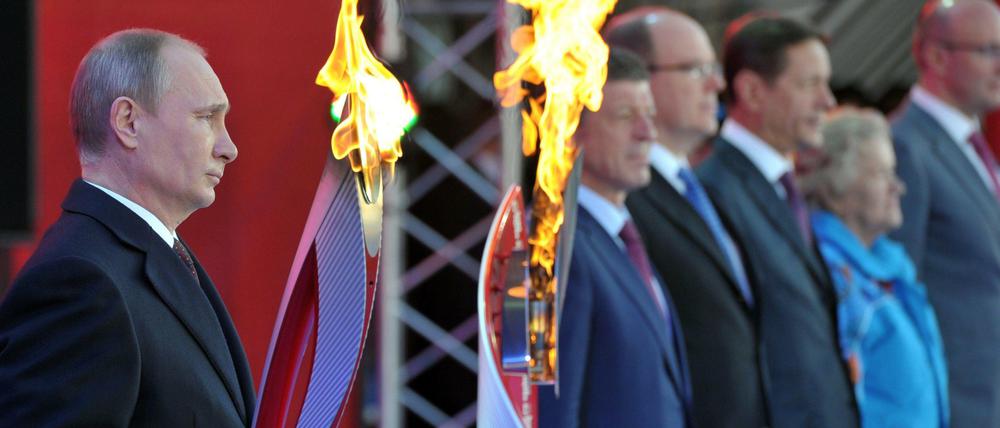 Alles unter Kontrolle. Russlands Präsident Wladimir Putin mit Feuer, mit dem die Olympischen Winterspiele 2014 in Sotschi eröffnet werden sollen.