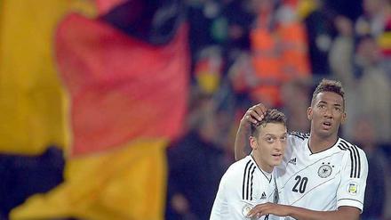 Blick über den Atlantik. Lange durften sich die deutschen Fußballer um Mesut Özil (l.) und Jerome Boateng nach dem Wunsch ihres Trainers nicht mit der WM beschäftigen, jetzt erlaubt Joachim Löw ihnen ein bisschen Träumerei.