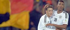 Blick über den Atlantik. Lange durften sich die deutschen Fußballer um Mesut Özil (l.) und Jerome Boateng nach dem Wunsch ihres Trainers nicht mit der WM beschäftigen, jetzt erlaubt Joachim Löw ihnen ein bisschen Träumerei.