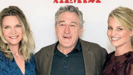 Einmal Mafioso, immer Mafioso. Robert De Niro hat die Figur des Paten schon in allen möglichen Varianten gegeben, diesmal als der Überläufer im Zeugenschutzprogramm. Michelle Pfeiffer (li.) und Dianna Agron haben ihm die Aufgabe versüßt. 
