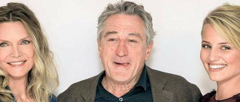 Einmal Mafioso, immer Mafioso. Robert De Niro hat die Figur des Paten schon in allen möglichen Varianten gegeben, diesmal als der Überläufer im Zeugenschutzprogramm. Michelle Pfeiffer (li.) und Dianna Agron haben ihm die Aufgabe versüßt.