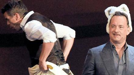 Die Lanz-Nummer. Was da links im Sack weghüpft, das ist „Wetten, dass..?“-Moderator Markus Lanz. Tom Hanks trägt Katzenfellmütze. 