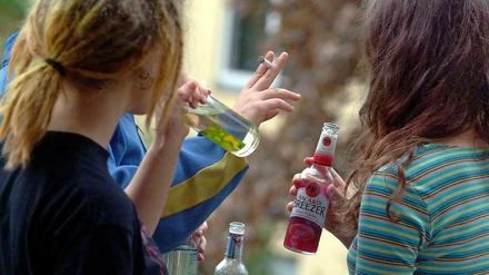 Trockengelegt. Jugendliche greifen seltener zur Zigarette. Und zur Flasche.