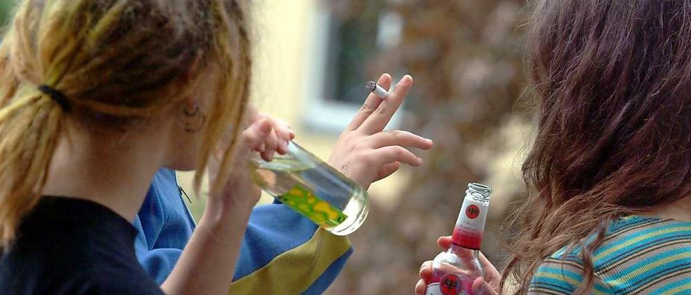 Trockengelegt. Jugendliche greifen seltener zur Zigarette. Und zur Flasche.
