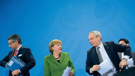 Einflussreich. IGBCE-Chef Vassiliadis (r.) nach einer Pressekonferenz mit Merkel und BDI-Präsident Grillo im März. Foto: AFP