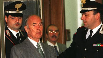 Im Alter von 100 Jahren ist der Nazi-Vebrecher Erich Priebke gestorben. Nun droht ein Streit um sein Begräbnis.