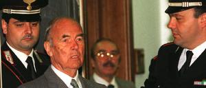 Im Alter von 100 Jahren ist der Nazi-Vebrecher Erich Priebke gestorben. Nun droht ein Streit um sein Begräbnis.