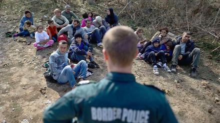 Das Ende einer Flucht: Ein Grenzbeamter bewacht eine Gruppe syrischer Flüchtlinge, die an der türkisch-bulgarischen Grenze aufgegriffen wurden.