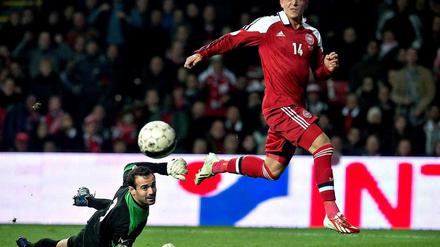 Ein Schützenfest reicht nicht: Dänemarks Nicki Bille (r.) schießt das 6:0 gegen Malta - Torwart Justin Haber kann nur hinterher schauen. Genau wie die Dänen.