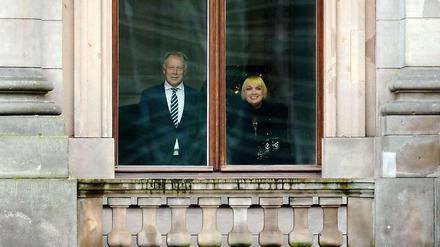 Zwei von trauriger Gestalt: Jürgen Trittin und Claudia Roth am Rande der Sondierungsgespräche zwischen Union und Grünen in der Parlamentarischen Gesellschaft. Die Grünen scheuen den Weg in Koalitionsverhandlungen mit CDU und CSU.