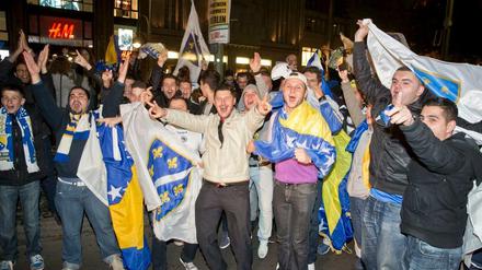 Schalala-la lalala-la: Die Bosnischen Fußball-Fans feierten am Dienstag die Qualifikation für die WM in Brasilien. Der Kurfürstendamm war dicht.