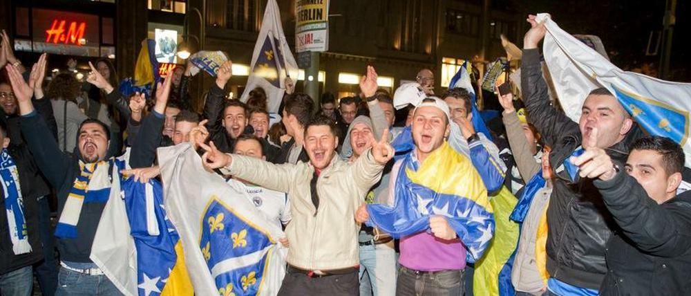 Schalala-la lalala-la: Die Bosnischen Fußball-Fans feierten am Dienstag die Qualifikation für die WM in Brasilien. Der Kurfürstendamm war dicht.